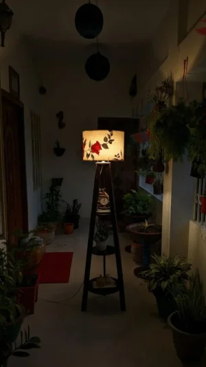 Tripod Corner lamp