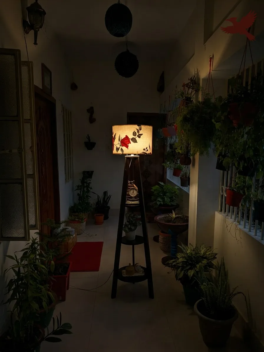 Tripod Corner lamp